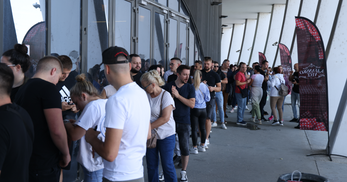 Šest sati folka u Areni Zagreb dan nakon Božića. 500 ljudi čekalo u redu za karte