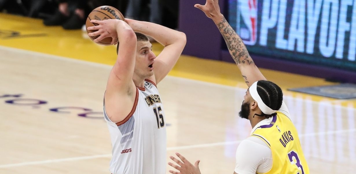 Pogledajte kako je Jokić zabio za pobjedu, a LeBron primio blokadu za produžetak
