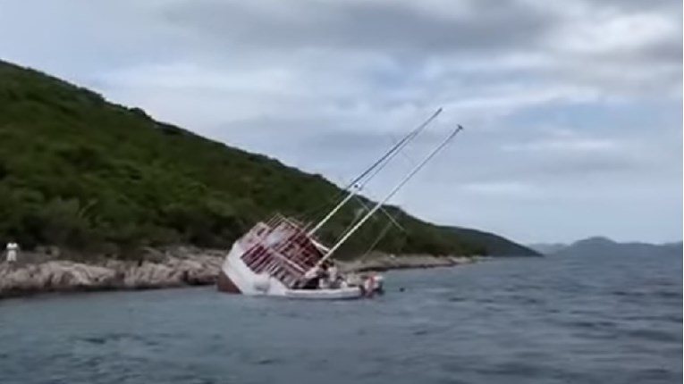 VIDEO Kod Dubrovnika se nasukao turistički brod
