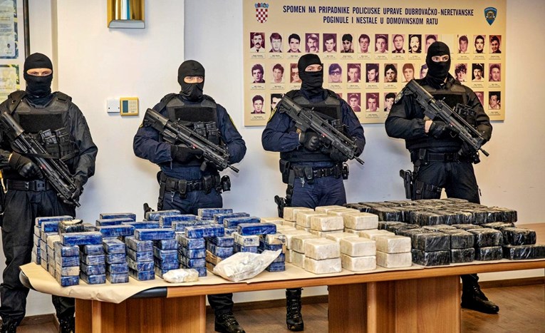 MUP potvrdio uhićenja 10 osumnjičenih za šverc tonu i pol kokaina iz Južne Amerike