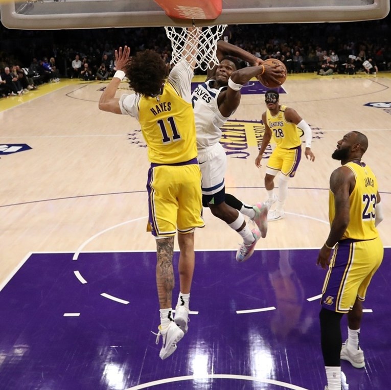 VIDEO Sjajno zakucavanje Anthonyja Edwardsa protiv Lakersa. Komentator: Vau!