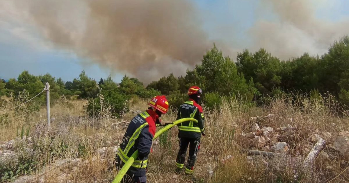 Udari munje izazvali požare diljem Dalmacije. Gorjelo na Čiovu, Hvaru, Kornatima...