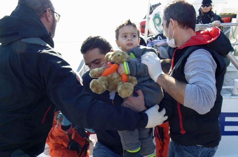 U moru kod Grčke poginulo sedmero migranata, među njima petero djece