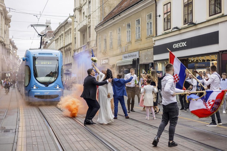 Pitali smo koja vas zastarjela pravila na svadbama živciraju. Dva se posebno izdvajaju
