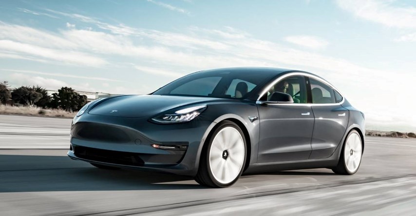 Tesla povlači gotovo 600.000 auta
