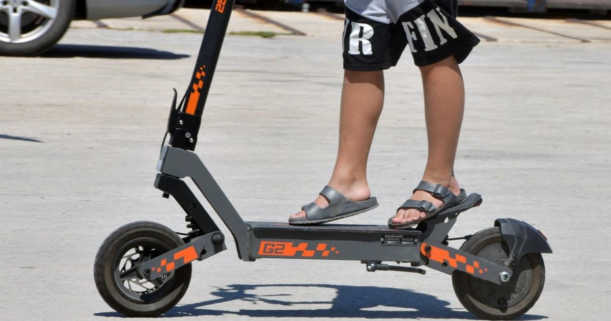 Pijani tinejdžer (14) pao s romobila u Bjelovaru. Izmjereno mu 1,81 promila