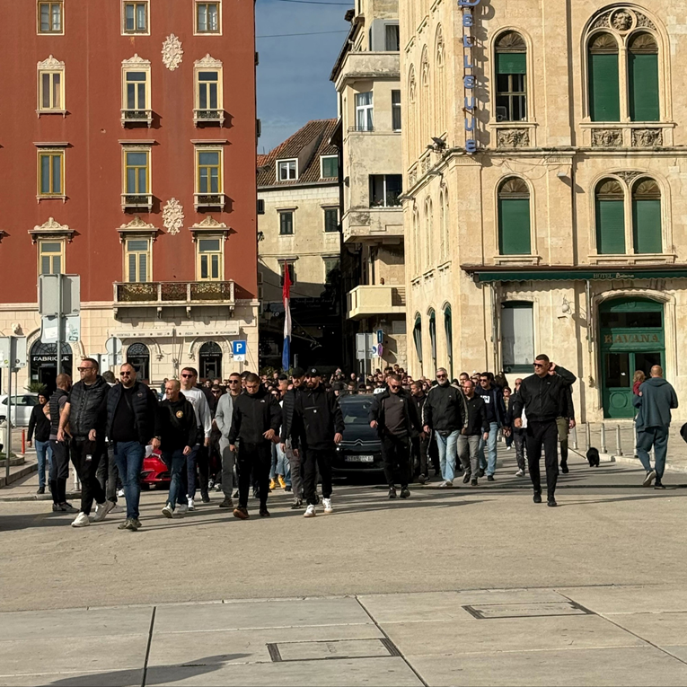 VIDEO Torcidaši stigli na Rivu uz neslužbenu himnu HDZ-a