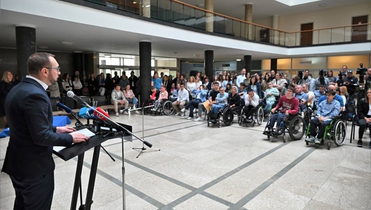 Zagreb dodijelio 120 stipendija učenicima i studentima s invaliditetom