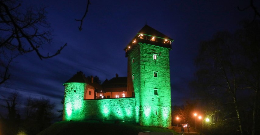 Stari grad Dubovac osvijetljen zelenom bojom, evo zašto