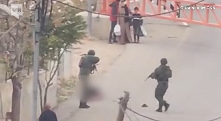 Širi se potresna snimka: Ljudi u uniformama pucaju u mentalno bolesnog Palestinca