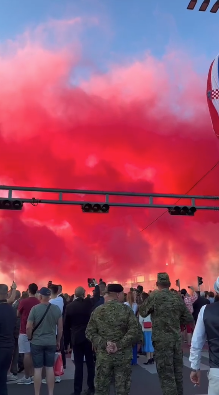 VIDEO Mimohod završio dimnim spektaklom u hrvatskim bojama