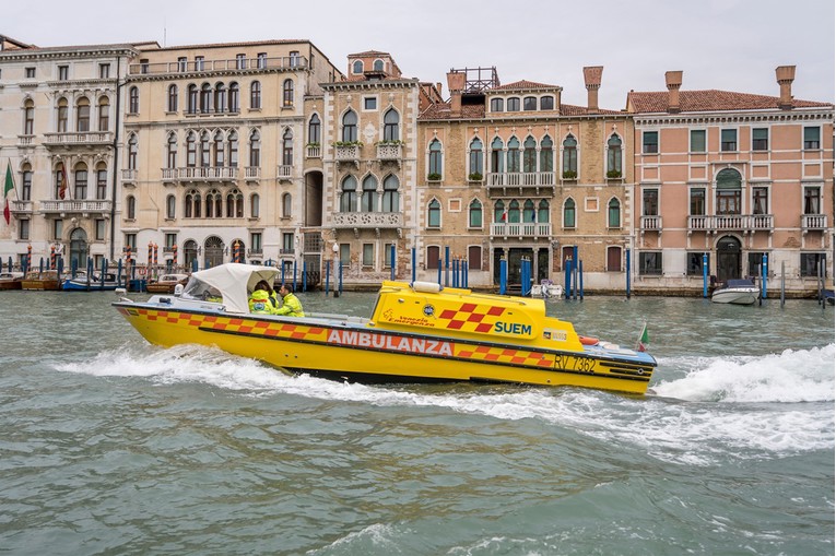 Britanac pao u kanal u Veneciji i utopio se. Bio je na odmoru s partnericom