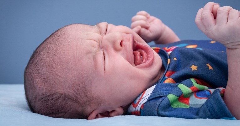 Savjetnica za spavanje otkriva što se događa s bebom kada ignoriramo njezin plač