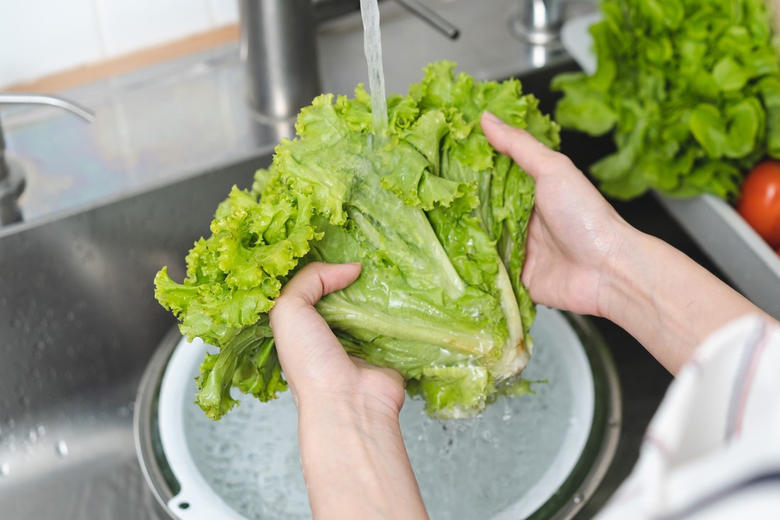 Zelena salata bogata je vitaminima i antioksidansima, a može pomoći i hidrataciji