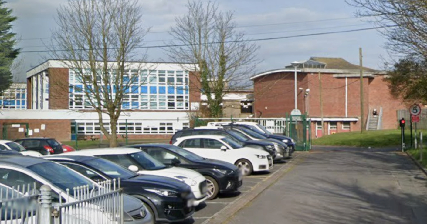 Učenik (15) uhićen zbog pokušaja ubojstva učitelja u školi u Walesu