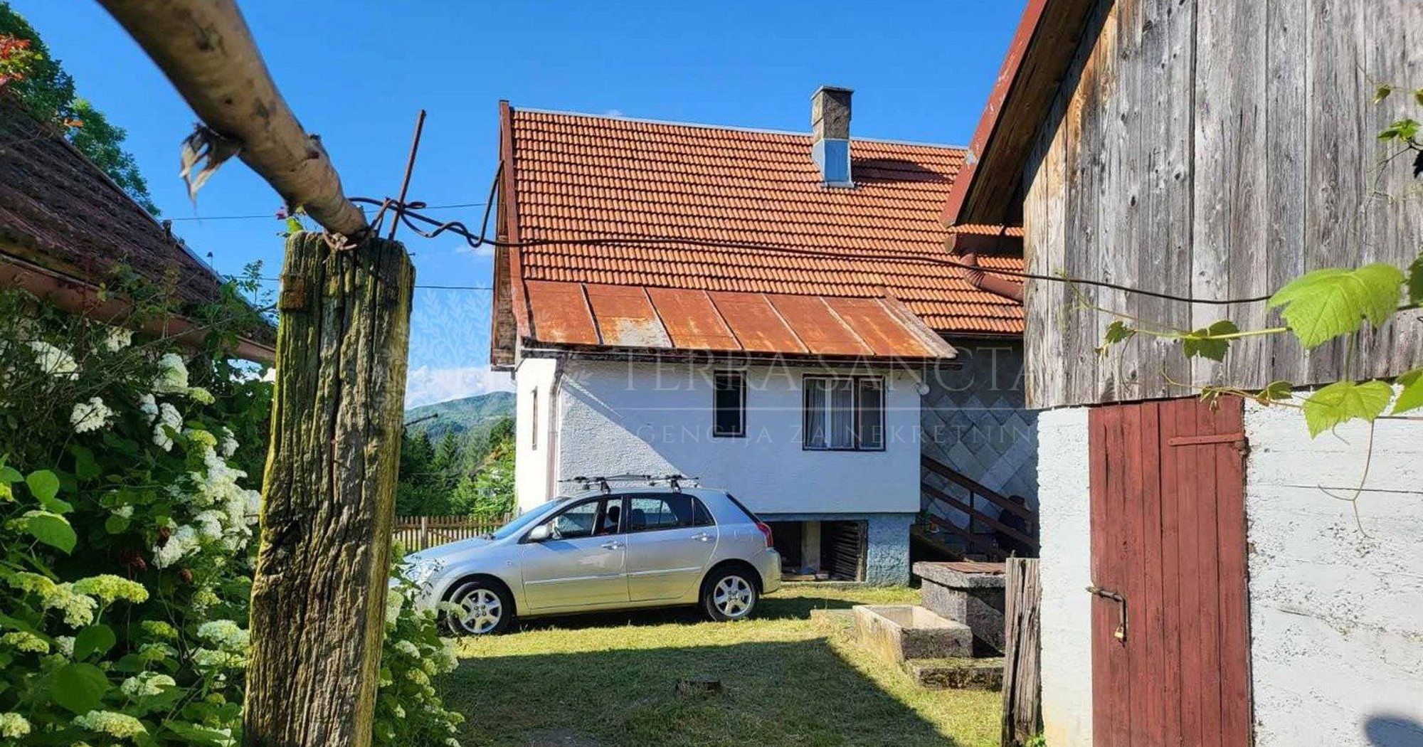 U Gorskom kotaru prodaje se useljiva kuća s velikim zemljištem za 65.000 eura