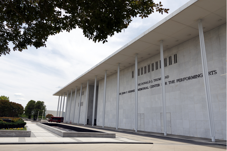 Kennedy Center uklonio Trumpovo ime sa svoje web stranice