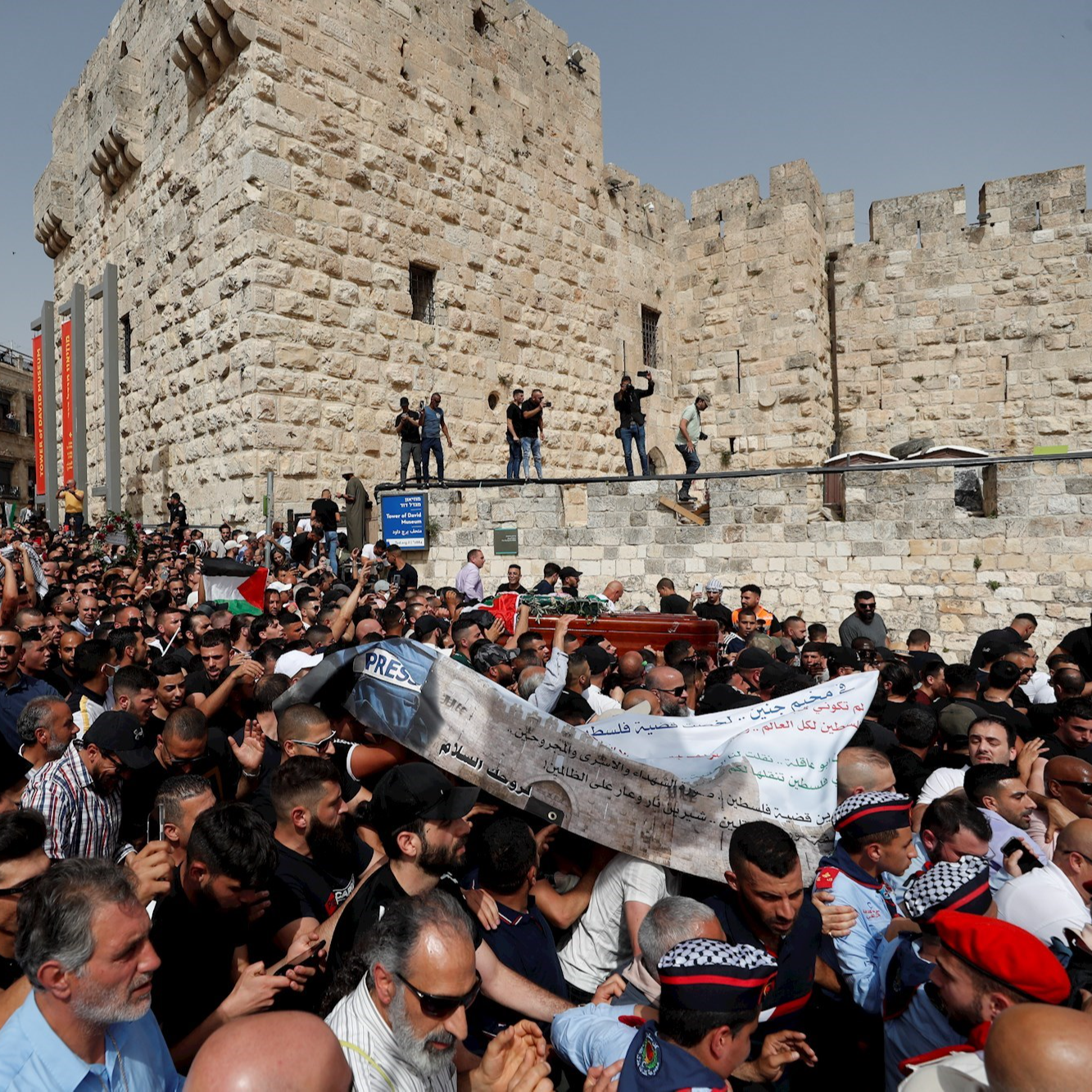 Palestinci bijesni, mlatili su ih dok su pokapali ubijenu novinarku Al Jazeere