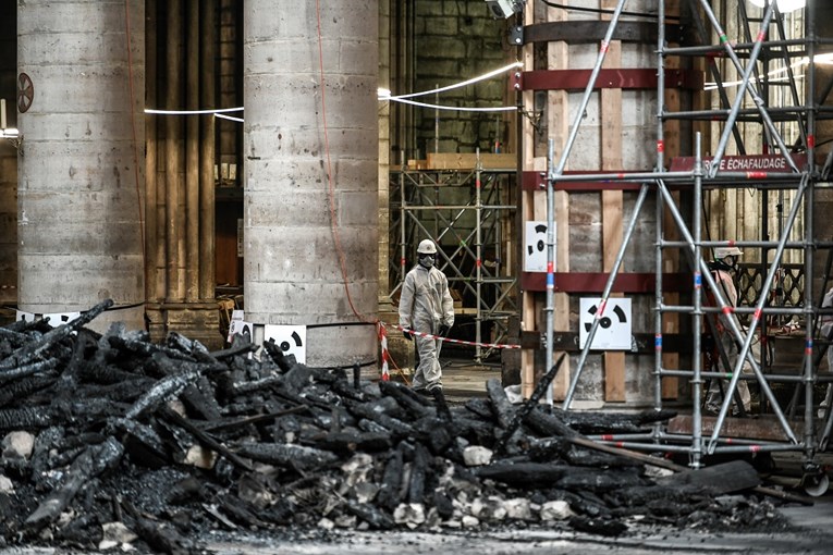 Notre-Dameu prijeti urušavanje, unutrašnjost prazna i prepuna krhotina