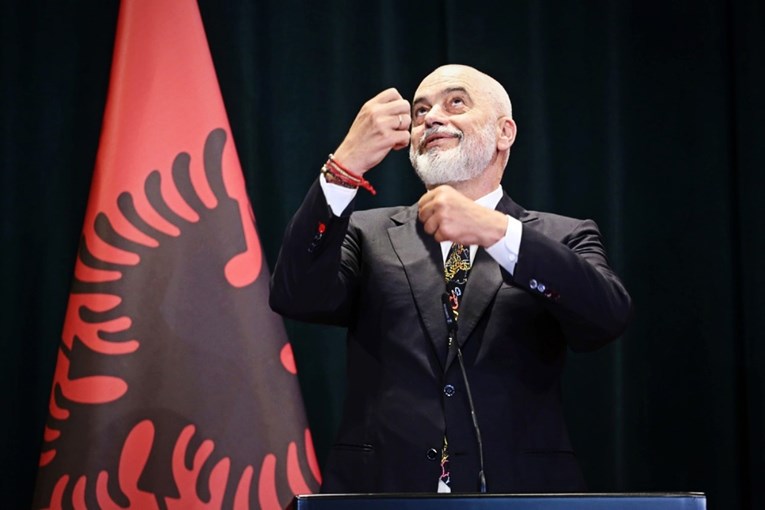 Albanija razmatra zamjenu korumpiranih vladinih ministara s umjetnom inteligencijom