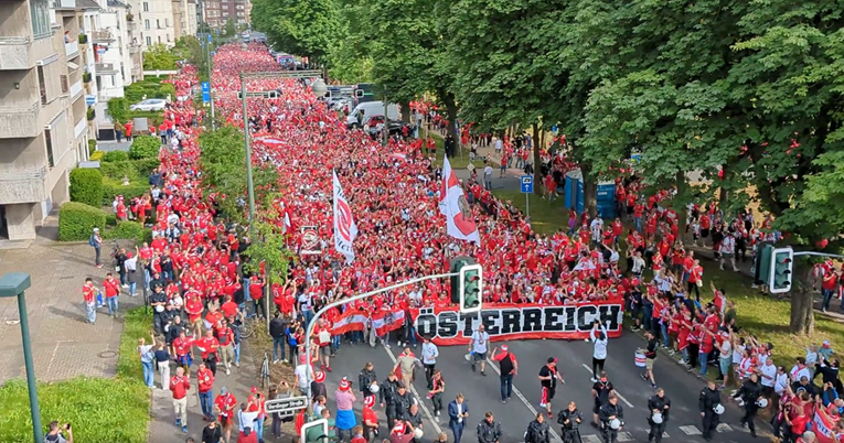 Pogledajte korteo austrijskih navijača u Düsseldorfu