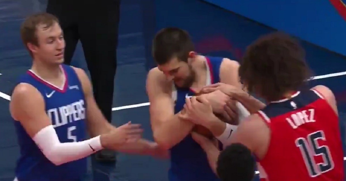 Ivica Zubac i igrač Wizardsa u borbi za loptu kakva se rijetko viđa