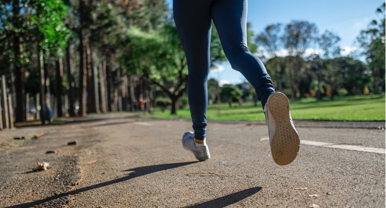 Hodanje vs. trčanje: Koliko kalorija sagorijevaju ovi oblici kardio treninga