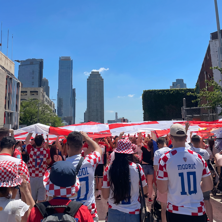 VIDEO Hrvatski navijači u New Yorku razvili zastavu dugu 100 metara