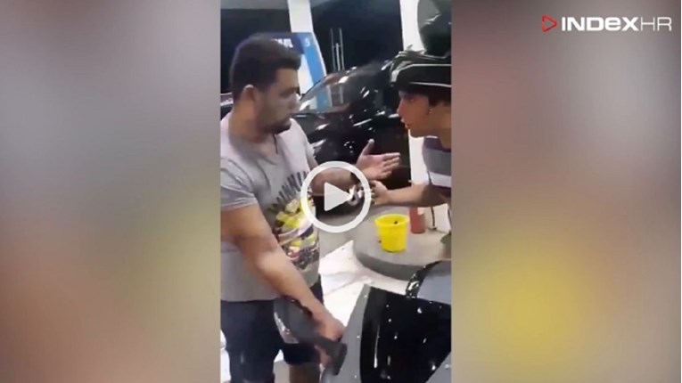 VIDEO Muškarac u Dubrovniku ne pušta čovjeka na motoru, policajac sve gleda