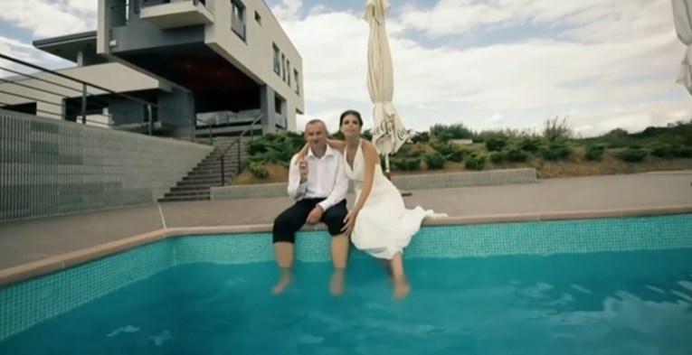 Brčka noge u bazenu i šeta svojom vilom: Pogledajte svadbeni video uhićenog SDP-ovca