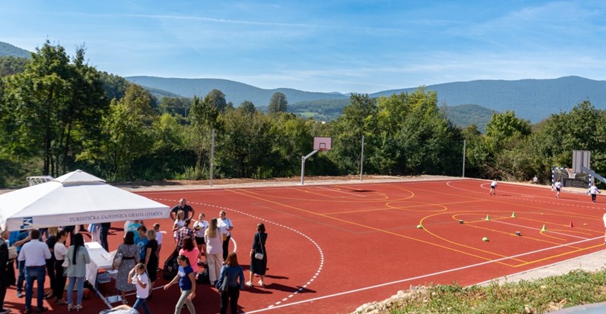 U Švici, selu s 316 stanovnika, otvoreno sportsko igralište