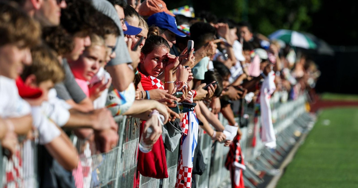 Hrvatski reprezentativci dijelili autograme u mraku za vrijeme oluje
