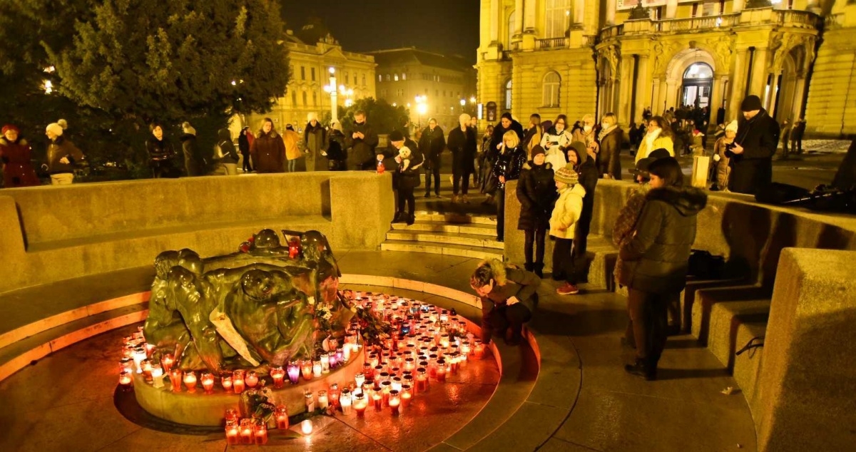 VIDEO Zagrepčani se oprostili od Akija Rahimovskog, upaljeni su deseci svijeća