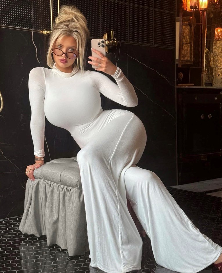 "Najseksi hokejašica" objavila selfie iz kupaonice pa oduševila mnoge