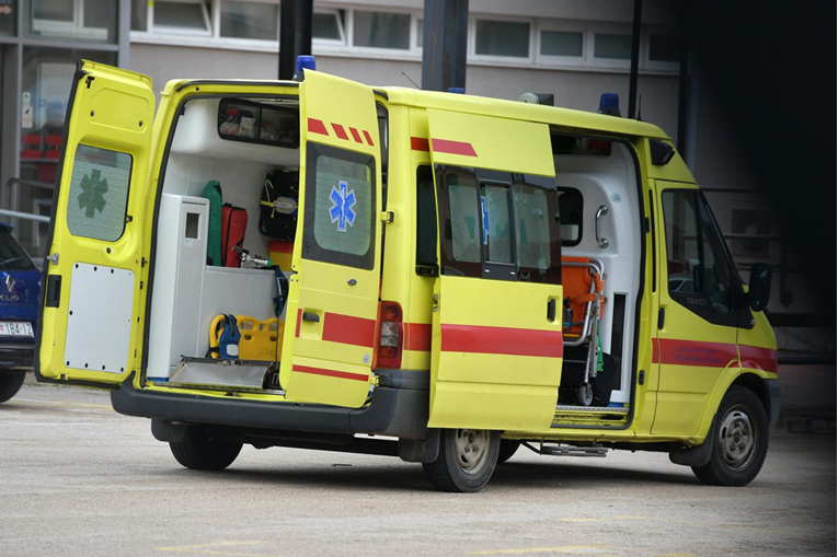 Pas skočio na ženu kod Sinja. Pala je niz stepenice i polomila se