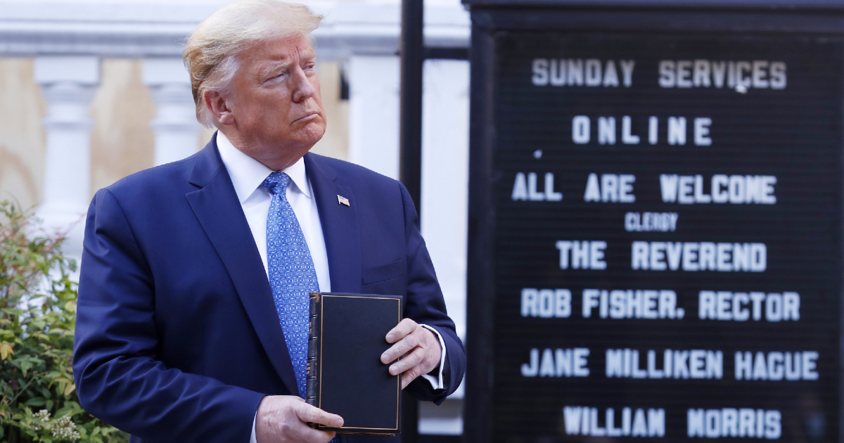 Katolički vašingtonski nadbiskup kritizirao Trumpovo poziranje s Biblijom