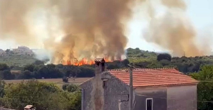 VIDEO Više požara kod Pule. Vatra se približila kućama, ali sad je pod kontrolom