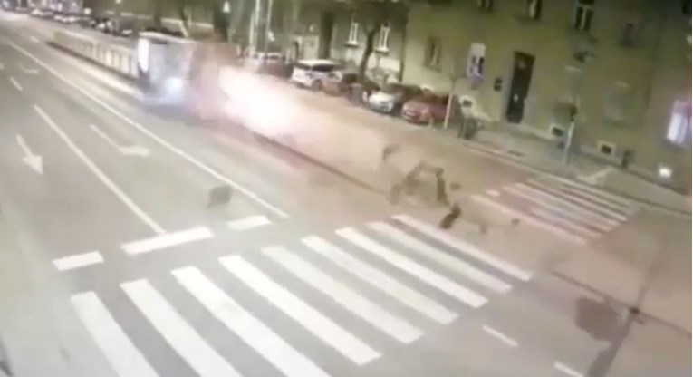 VIDEO Audijem u Zagrebu pokosio tramvajsku stanicu, odnio sve pred sobom