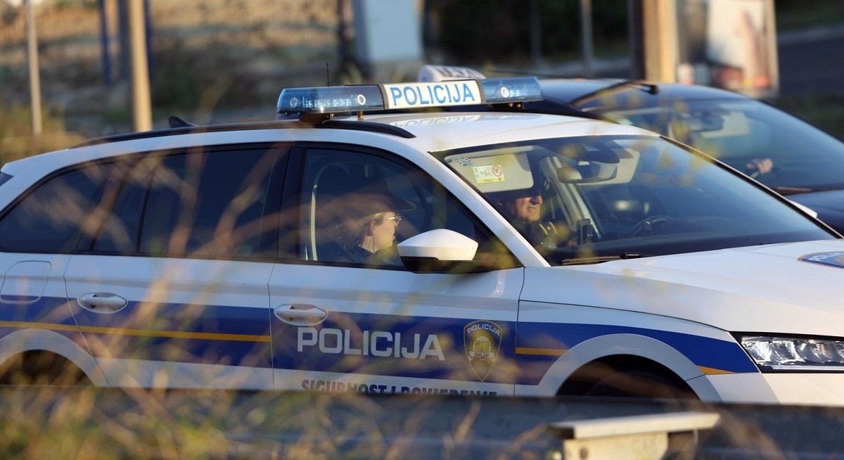 Muškarac zaražen hepatitisom pljuvao na policajce u Rovinju