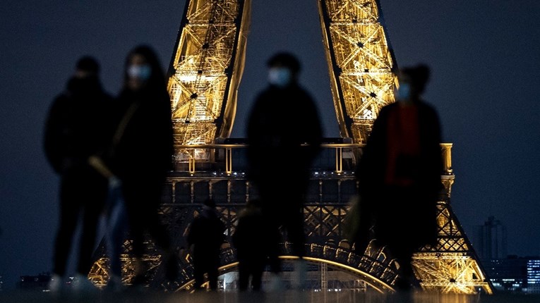FOTO U Parizu uveden policijski sat, ulice su puste