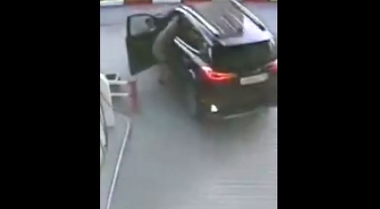 Točila benzin pa joj pobjegao auto, morate vidjeti kako pokušava uskočiti natrag