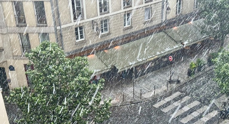 VIDEO Jaka tuča pogodila Pariz. Ulice bijele, poplavljen metro, razbijena stakla...