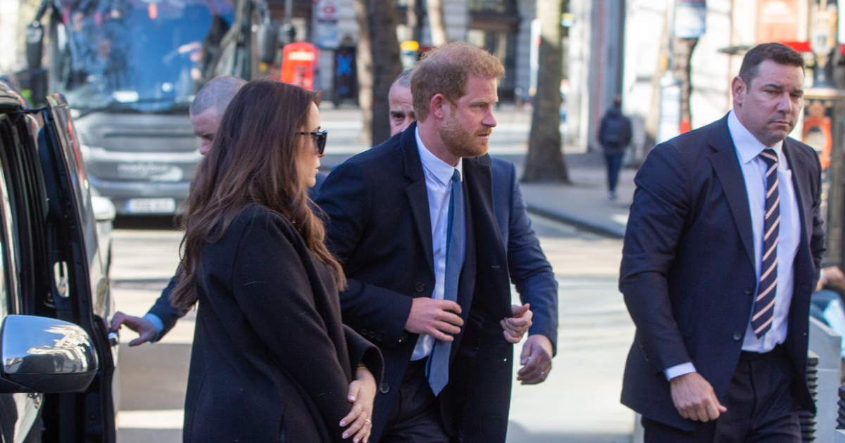 Princ Harry stigao na ročište protiv izdavača Daily Maila, tužio ih za prisluškivanje