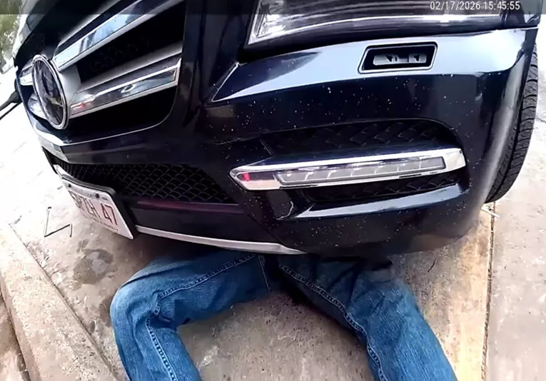 VIDEO Dizalica popustila i priklještila čovjeka ispod Mercedesa. Spasila ga policija