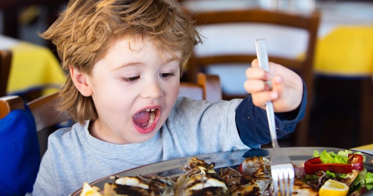 Ostavila ga djevojka jer se požalio na bebu u restoranu, ljudi su na njegovoj strani