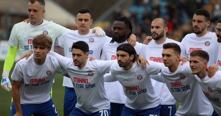 Igrači Hajduka na slikanje prije utakmice izašli u majicama posvećenima suigraču