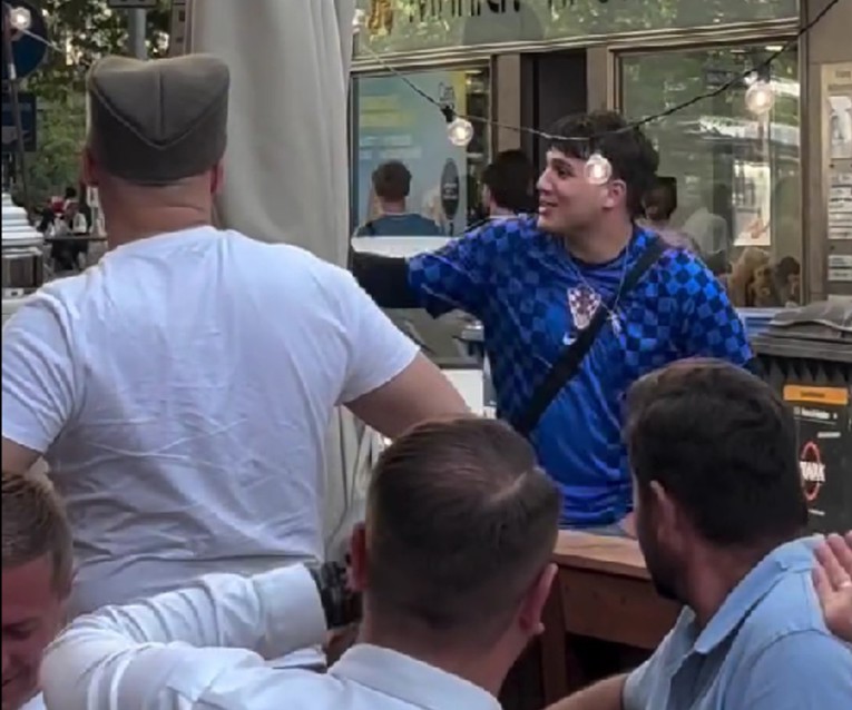 Mladić u dresu Hrvatske prošao pokraj srpskih navijača. Pogledajte reakciju