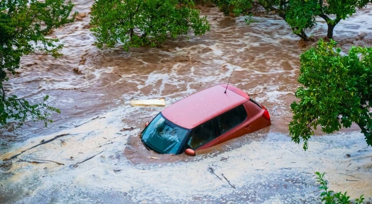 Oluje i poplave u Grčkoj, Turskoj i Bugarskoj. Golemi valovi, bujice ubijaju ljude