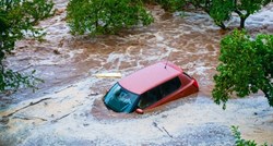 Oluje i poplave u Grčkoj, Turskoj i Bugarskoj. Golemi valovi, bujice ubijaju ljude