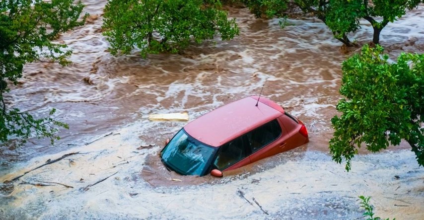 Oluje i poplave u Grčkoj, Turskoj i Bugarskoj. Golemi valovi, bujice ubijaju ljude
